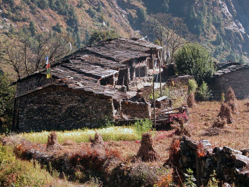 Manaslu 06 01 Lihi Stone Houses The stone houses of Lihi (2900m) are grouped together like apartments into units of five or six that share a common roof and courtyard. Most roofs are made of heavy wood shingles.